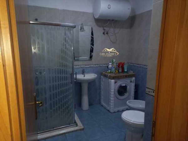 Durres, jepet me qera apartament Kati 5, 350 Euro (Muzeumi i Deshmoreve)
