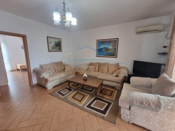 Tirane, jepet me qera apartament 2+1+BLK 105 m² 550 Euro
