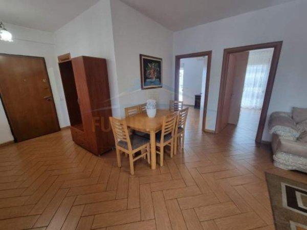 Tirane, jepet me qera apartament 2+1+BLK 105 m² 550 Euro
