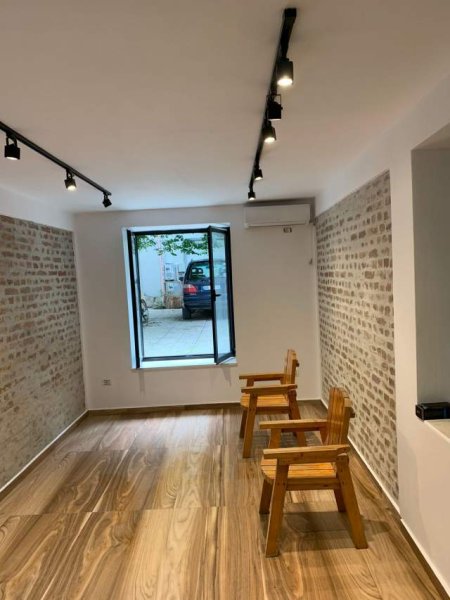 Tirane, jepet me qera dyqan Kati 0, 80 m² 1.000 Euro (prane Intersportit)