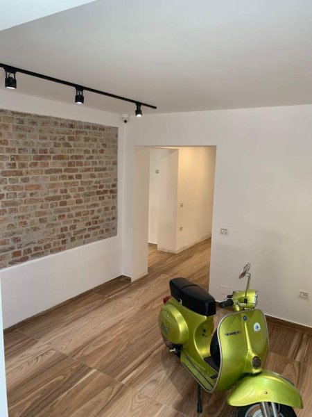 Tirane, jepet me qera dyqan Kati 0, 80 m² 1.000 Euro (prane Intersportit)