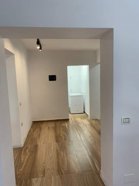 Tirane, jepet me qera dyqan Kati 0, 80 m² 1.000 Euro (prane Intersportit)