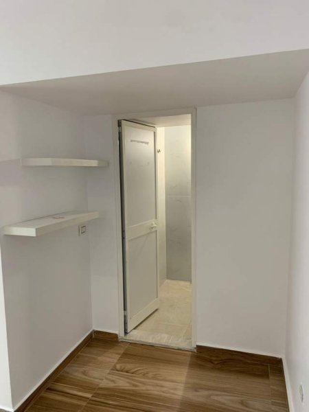 Tirane, jepet me qera dyqan Kati 0, 80 m² 1.000 Euro (prane Intersportit)