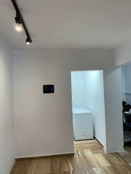 Tirane, jepet me qera dyqan Kati 0, 80 m² 1.000 Euro (prane Intersportit)