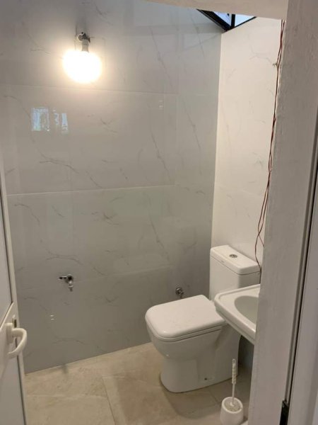 Tirane, jepet me qera dyqan Kati 0, 80 m² 1.000 Euro (prane Intersportit)