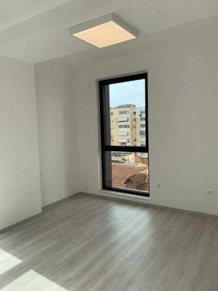 Tirane, jepet me qera ambjent biznesi Kati 7, 100 m² 1.000 Euro (perballe Sufllaqe Greke)