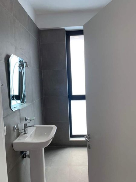 Tirane, jepet me qera ambjent biznesi Kati 7, 100 m² 1.000 Euro (perballe Sufllaqe Greke)