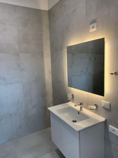 Tirane, jepet me qera ambjent biznesi Kati 7, 100 m² 1.000 Euro (perballe Sufllaqe Greke)