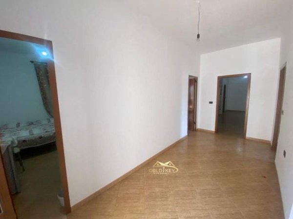 Durres, jepet me qera Vile 5+1 Kati 4, 235 m² 2.300 Euro (Plazh)