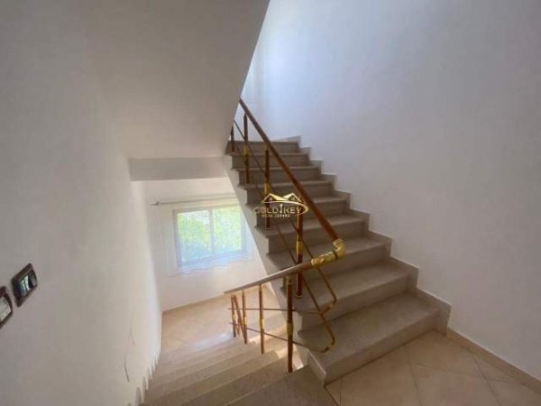 Durres, jepet me qera Vile 5+1 Kati 4, 235 m² 2.300 Euro (Plazh)