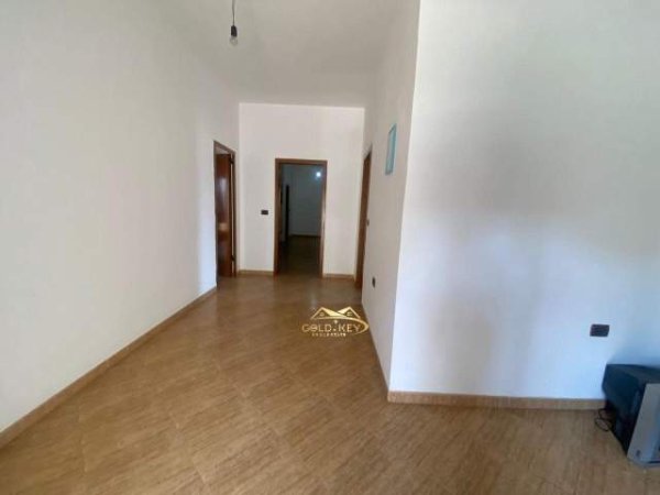 Durres, jepet me qera Vile 5+1 Kati 4, 235 m² 2.300 Euro (Plazh)