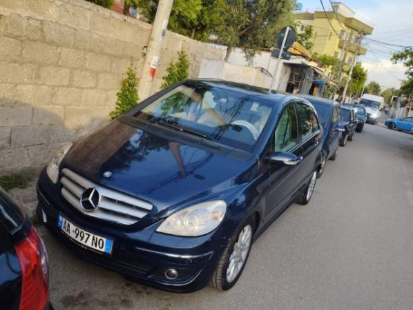 Tirane, shes makine Mercedes-Benz B class Viti 2006, 4.000 Euro