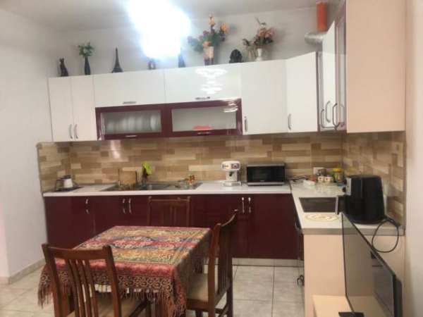 Tirane, ofert apartament Kati 8, 78 m² 300 Euro (Rruga Kastriotet)