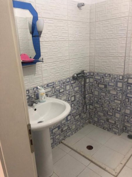 Tirane, ofert apartament Kati 8, 78 m² 300 Euro (Rruga Kastriotet)