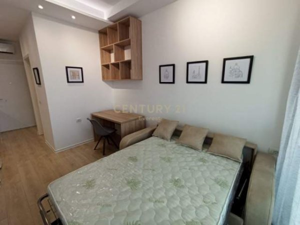 Tirane, jepet me qera garsonier 1+1 Kati 10, 30 m² 350 Euro (21 Dhjetori, Kompleksi Kontakt)