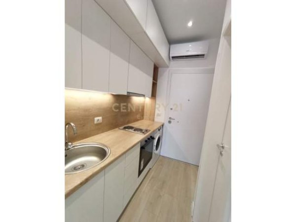 Tirane, jepet me qera garsonier 1+1 Kati 10, 30 m² 350 Euro (21 Dhjetori, Kompleksi Kontakt)