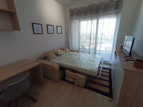 Tirane, jepet me qera garsonier 1+1 Kati 10, 30 m² 350 Euro (21 Dhjetori, Kompleksi Kontakt)