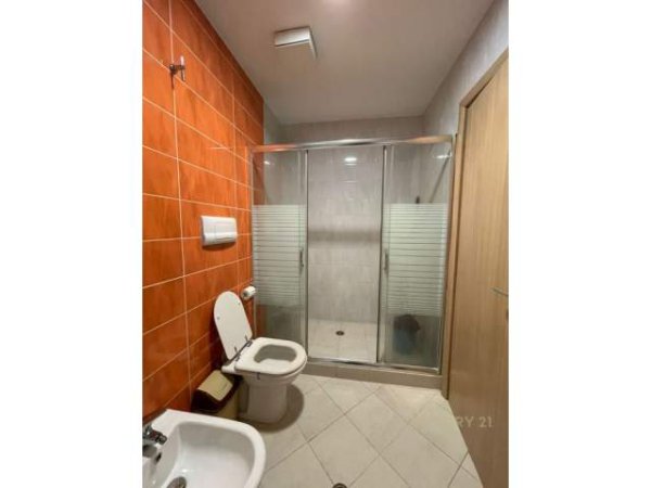 Tirane, jepet me qera apartament 2+1+BLK Kati 5, 103 m² 500 Euro (Pazari i Ri)