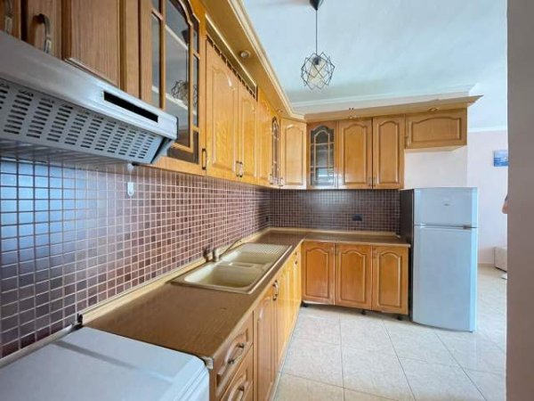 Tirane, jepet me qera apartament 2+1+BLK Kati 3, 100 m² 450 Euro (Fusha e aviacionit)