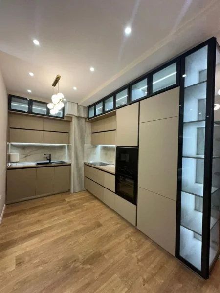 Tirane, jepet me qera apartament 2+1+Ballkon Kati 2, 94 m² 1.150 € (Shkolla e Kuqe)