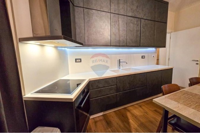 Tirane, jepet me qera apartament 2+1+Ballkon , 100 m² 800 € (Pazar i Ri)