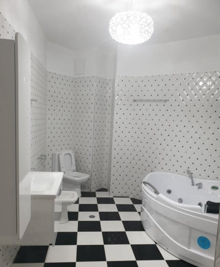 Tirane, jepet me qera apartament 3+1 Kati 2, 211 m² 1.000 € (Pranë Liqenit Artificial, Rr. Peti)