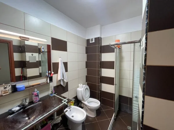 Tirane, jap me qera apartament 1+1 Kati 3, 70 m² 500 € (Liqeni Thate)