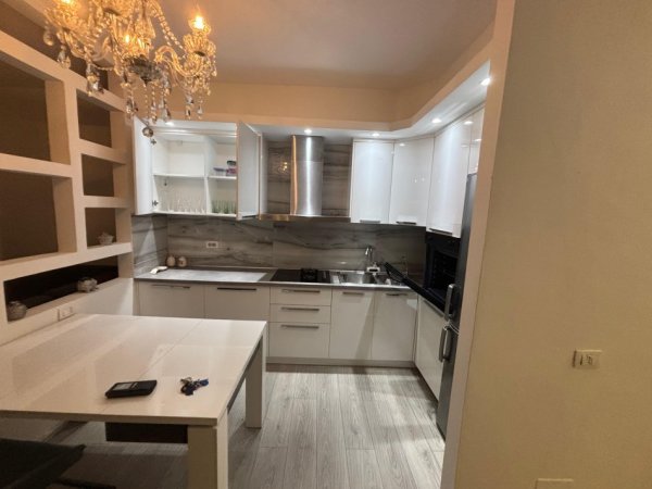 Tirane, jepet me qera apartament 2+1 Kati 2, 110 m² 600 € (Vila L)