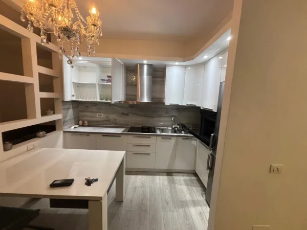 Tirane, jepet me qera apartament 2+1 Kati 2, 110 m² 600 € (Vila L)