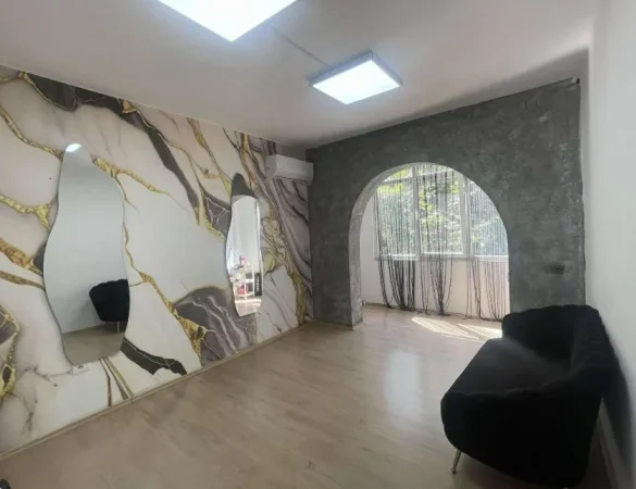 Tirane, jepet me qera ambjent biznesi Kati 2, 70 m² 600 € (Square21)