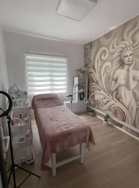 Tirane, jepet me qera ambjent biznesi Kati 2, 70 m² 600 € (Square21)