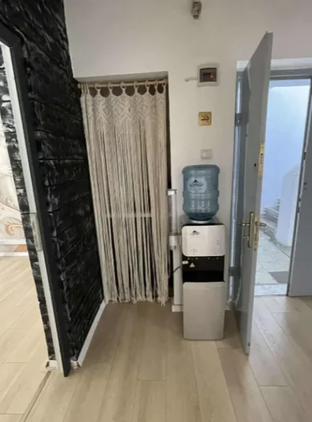 Tirane, jepet me qera ambjent biznesi Kati 2, 70 m² 600 € (Square21)