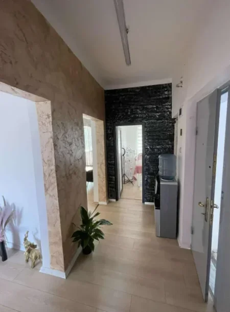 Tirane, jepet me qera ambjent biznesi Kati 2, 70 m² 600 € (Square21)