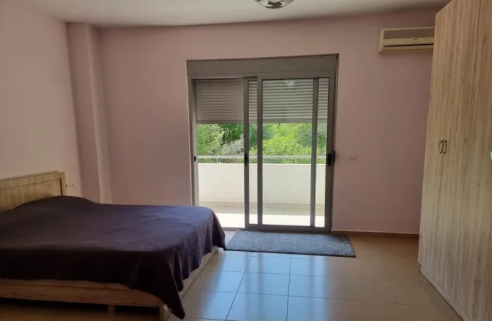 Tirane, jepet me qera apartament 3+1 Kati 2, 211 m² 1.000 € (Pranë Liqenit Artificial, Rr. Peti)