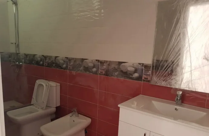 Tirane, jepet me qera apartament 3+1 Kati 2, 211 m² 1.000 € (Pranë Liqenit Artificial, Rr. Peti)