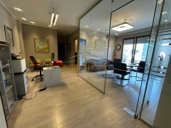 Tirane, jepet me qera zyre Kati 7, 100 m² 2.000 € (KOMPLEKSI DELIJORGJI)