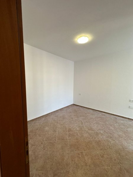 Tirane, jepet me qera apartament 2+1+Aneks Kati 5, 97 m² 400 € (Fratari prane Spar)