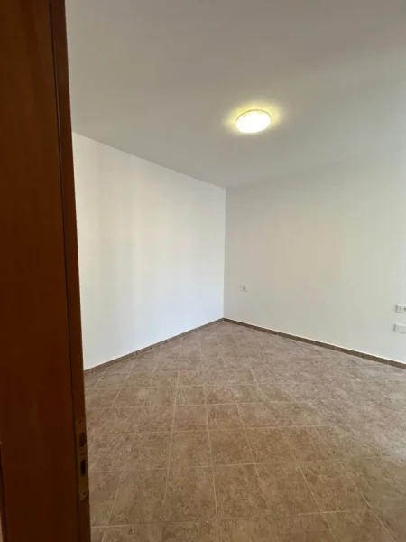 Tirane, jepet me qera apartament 2+1+Aneks Kati 5, 97 m² 400 € (Fratari prane Spar)