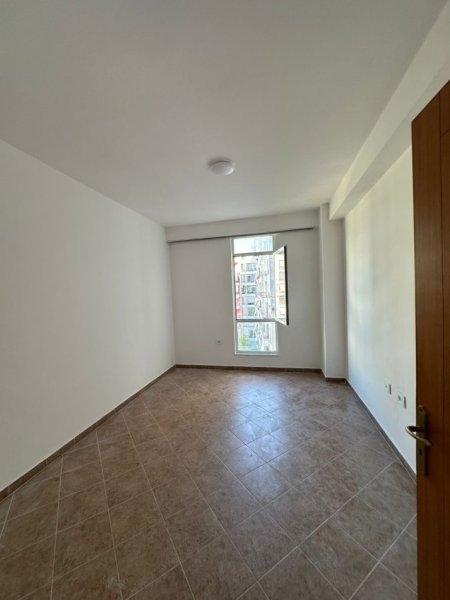 Tirane, jepet me qera apartament 2+1+Aneks Kati 5, 97 m² 400 € (Fratari prane Spar)