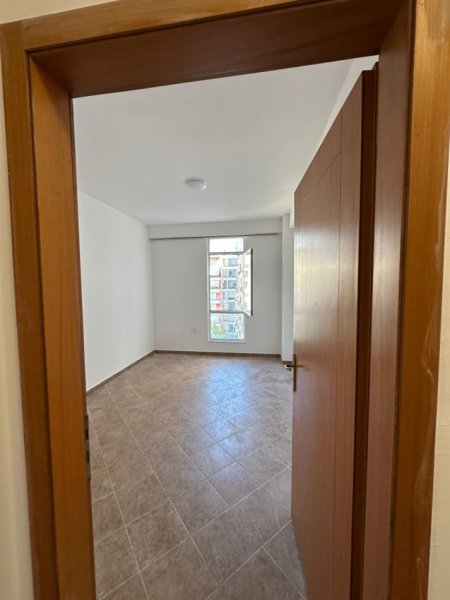Tirane, jepet me qera apartament 2+1+Aneks Kati 5, 97 m² 400 € (Fratari prane Spar)