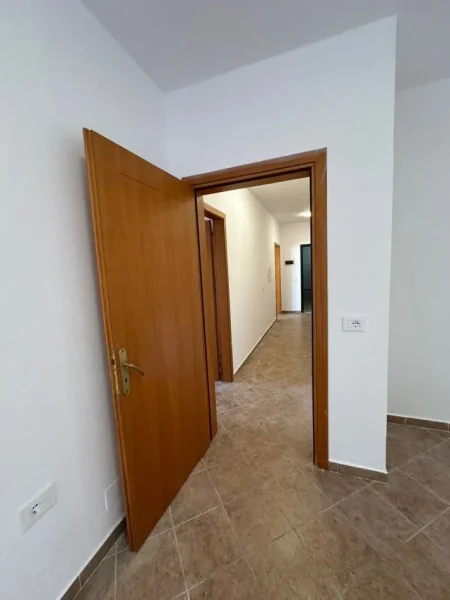 Tirane, jepet me qera apartament 2+1+Aneks Kati 5, 97 m² 400 € (Fratari prane Spar)