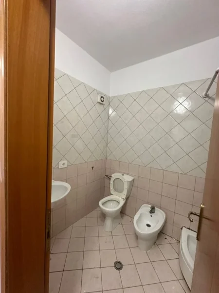 Tirane, jepet me qera apartament 2+1+Aneks Kati 5, 97 m² 400 € (Fratari prane Spar)
