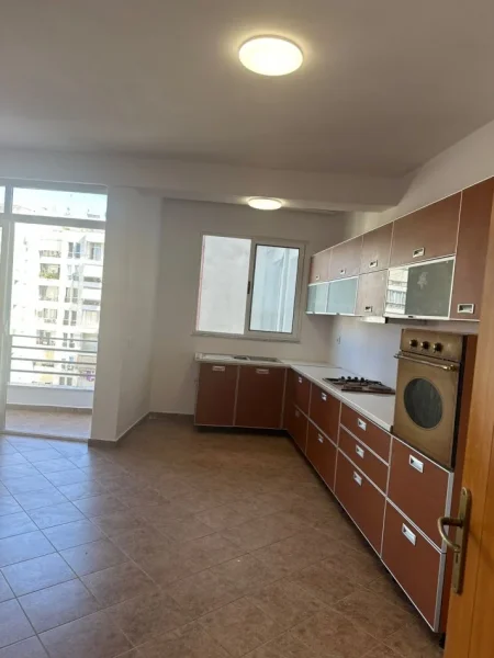 Tirane, jepet me qera apartament 2+1+Aneks Kati 5, 97 m² 400 € (Fratari prane Spar)