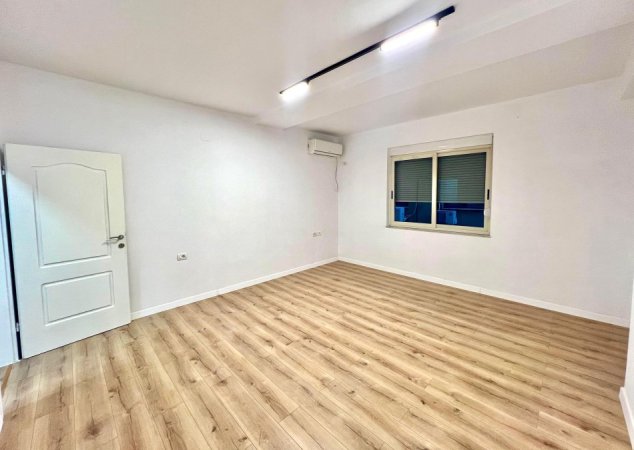 Me Qera : Zyre me 2 Ambiente Pune 📍Bllok - 900€/Muaj - S.76m² - I sapo Investuar✨️