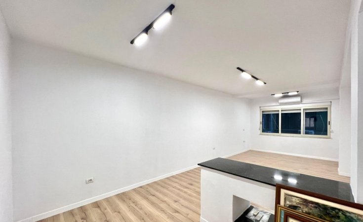 Me Qera : Zyre me 2 Ambiente Pune 📍Bllok - 900€/Muaj - S.76m² - I sapo Investuar✨️