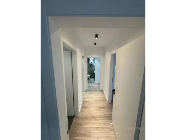 Tirane, jepet me qera ambjent biznesi Kati 9, 125 m² 1.650 € (Liqeni Tiranes)