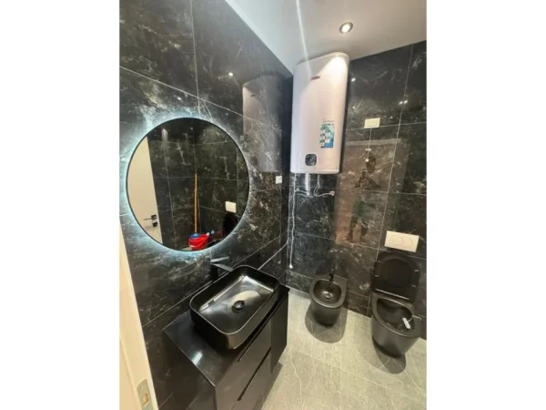 Tirane, jepet me qera ambjent biznesi Kati 9, 125 m² 1.650 € (Liqeni Tiranes)