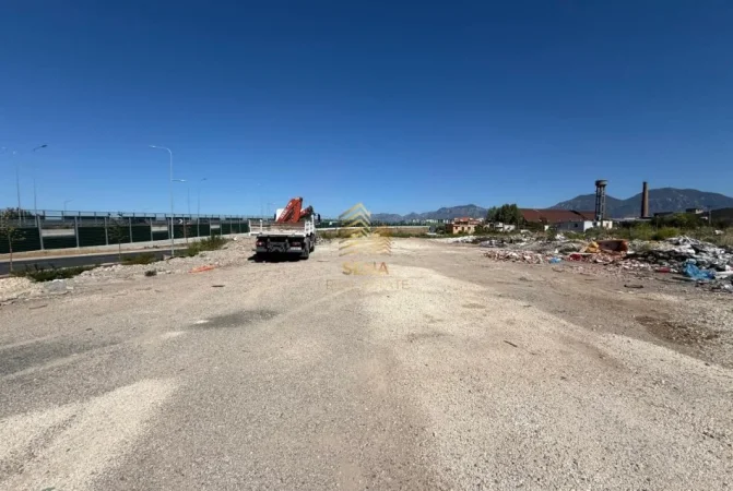 Tirane, jepet me qera toke , 1500 m², 2,000 Euro (Laprake)