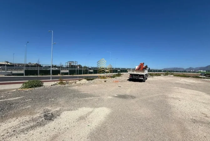 Tirane, jepet me qera toke , 1500 m², 2,000 Euro (Laprake)