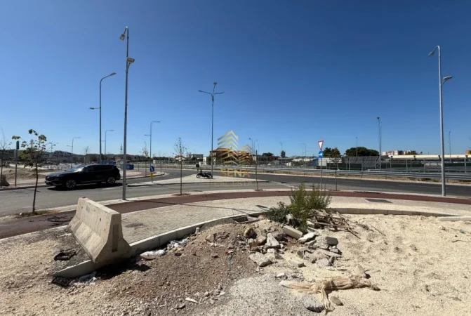 Tirane, jepet me qera toke , 1500 m², 2,000 Euro (Laprake)